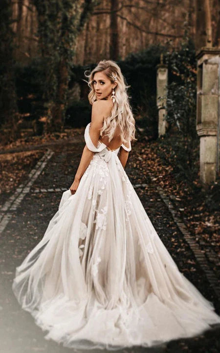 Vestido de novia de corte imperio, de tul cruzado, escote corazón, corte A y espalda descubierta.